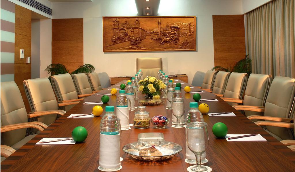 Peerless Hotel Καλκούτα Ανέσεις φωτογραφία
